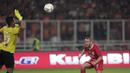 Gelandang Persija Jakarta, Joan Tomas, berusaha mencetak gol ke gawang Persipura Jayapura pada laga Shopee Liga 1 di Stadion Utama Gelora Bung Karno, Senayan, Jakarta, Kamis (28/11). Persija menang 1-0 atas Persipura. (Bola.com/Yoppy Renato)