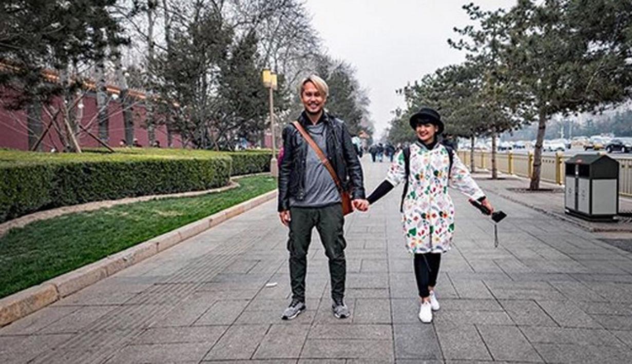 Rumah tangga pemeran dan presenter Nirina Zubir dan musisi Ernest Fardiansyah berusia delapan tahun pada 6 Februari 2018 mendatang. Pasangan yang telah dikaruniai anak itu tak pernah terdengar gosip miring. (Instagram/nirinazubir_)