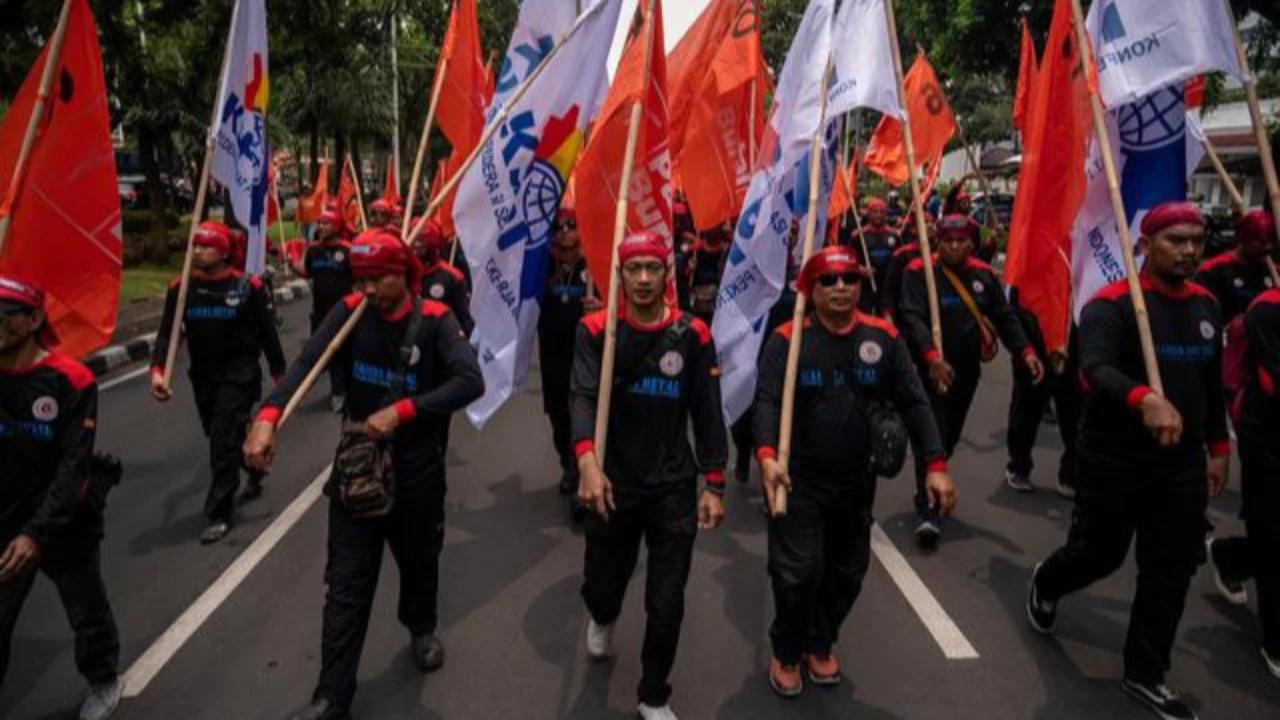 Upah Buruh Pabrik Lampaui Pegawai Bank, KSPI Desak Revisi UMP DKI 2026