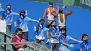 Lukas Hollaus dari Austria dan Manoel Messias dari tim Brasil mengambil air yang diberikan sukarelawan selama triathlon individu putra Olimpiade Tokyo 2020, pada 26 Juli 2021. Relawan merupakan salah satu kunci suksesnya suatu perhelatan, tak terkecuali Olimpiade Tokyo 2020 ini. (AP/Jae C.Hong)