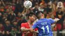 Pesepak bola Persija Jakarta Arya Salim menyundul bola dari pemain Chonburi FC  pada laga persahabatan dalam rangka peresmian Stadion Jakarta International Stadium (JIS) di Jakarta, Minggu (24/7/2022). Pertandingan berakhir imbang dengan skor 3-3. (Liputan6.com/Herman Zakharia)