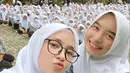 Kendati demikian, saat berada di panggung umum, Nissa Sabyan kembali mengenakan outfit muslim yang tak kalah kasual. (Liputan6.com/IG/nissa_sabyan)