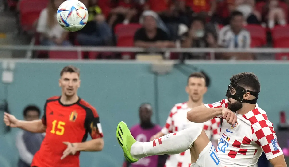 <p>Bek Kroasia Josko Gvardiol menendang bola saat bersaing dengan bek Belgia Thomas Meunier pada laga terakhir Grup F Piala Dunia 2022 di Stadion Ahmad bin Ali, Kamis (1/12/2022). Josko Gvardiol merupakan pemain Timnas Kroasia berusia 20 tahun yang kini berseragam RB Leipzig. (AP Photo/Ricardo Mazalan)</p>