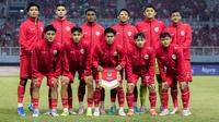 Para pemain starting XI Timnas Indonesia U-19 berfoto bersama jelang dimulainya laga final Piala AFF U-19 2024 menghadapi Thailand U-19 di Stadion Gelora Bung Tomo, Surabaya, Senin (29/7/2024). (Bola.com/Bagaskara Lazuardi)