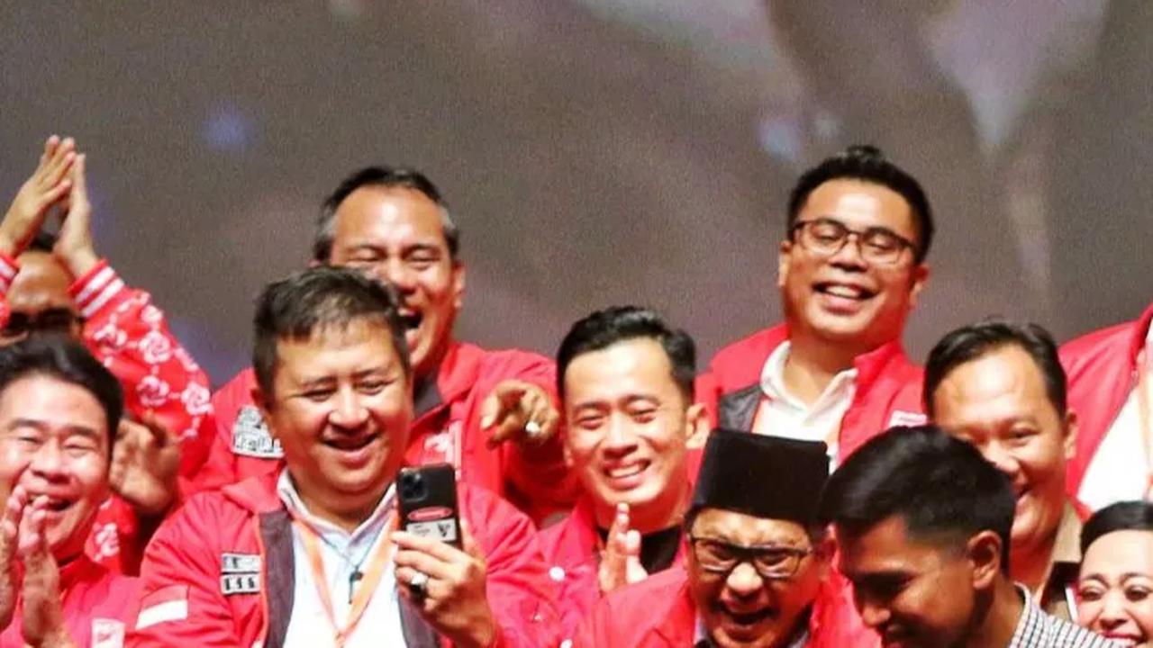 VIDEO: Momen Ketum PSI Kaesang Berlutut Terima Bunga Mawar dari Bro Giring