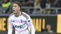 Pemain Juventus, Dusan Vlahovic, melakukan selebrasi setelah mencetak gol ke gawang Cagliari pada laga Liga Italia di Stadion Unipol Domus, Sabtu (20/4/2024). Hasil imbang ini tidak mengubah posisi kedua tim di klasemen sementara. Juventus masih ada di peringkat tiga klasemen Liga Italia 2023/2024. (Gianluca Zuddas/LaPresse via AP)