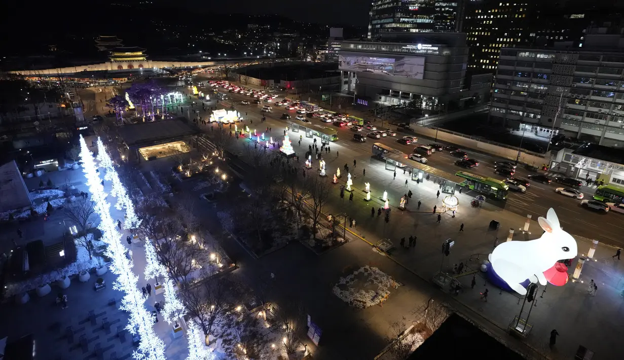 Pemandangan cahaya lentera dari atas selama perayaan Tahun Kelinci 2023 mendatang di Lapangan Gwanghwamun, Seoul, Korea Selatan, Senin (19/12/2022). Festival Lentera ini akan berlangsung dari 19-31 Desember 2022. (AP Photo/Ahn Young-joon)