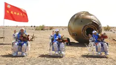 Astronot China Tang Hongbo (kiri), Nie Haisheng (tengah), dan Liu Boming (kanan) melambai di lokasi pendaratan Dongfeng di Daerah Otonomi Mongolia Dalam, China, 17 September 2021. Trio astronot China kembali ke Bumi setelah misi luar angkasa. (Ju Zhenhua/Xinhua via AP)