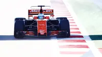 Pebalap McLaren, Fernando Alonso, sedang beraksi pada sesi kualifikasi F1 GP Rusia di Sochi Autodrom, Sabtu (29/4/2017). (Bola.com/Twitter/McLarenF1)