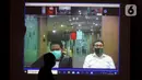 Layar menayangkan terdakwa mantan anggota DPR Sukiman mendengarkan pembacaan putusan dalam sidang secara online di Gedung KPK, Jakarta, Rabu (29/4/2020). Sukiman diduga menerima suap terkait pengurusan dana perimbangan APBN-P 2017 dan APBN 2018 Kabupaten Pegunungan Arfak. (merdeka.com/Dwi Narwoko)