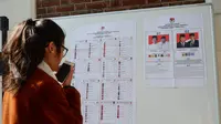 Warga negara Indonesia menggunakan hak suaranya di Paris, Prancis pada Sabtu 13 April 2019 (Yus Mei Sawitri / Bola.com)