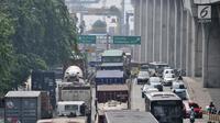 Kemacetan arus kendaraan saat melintas di Jalan Yos Sudarso arah Pelabuhan Tanjung Priok, Jakarta, Kamis (12/7). Kemacetan disebabkan mahalnya tarif tol pelabuhan nan mencapai Rp 45 ribu sehingga pengemudi memilih jalan bawah. (Merdeka.com/Iqbal S. Nugroho)