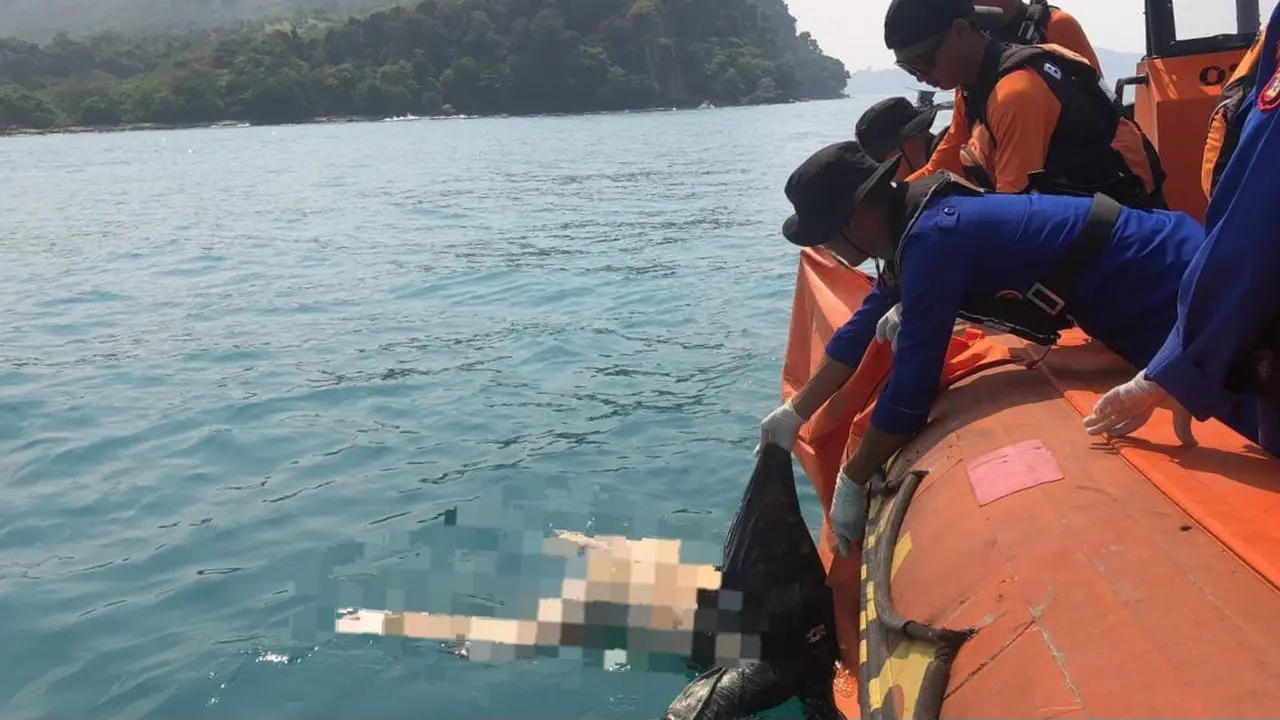 Tim SAR saat evakuasi mayat misterius kepala tinggal tengkorak di Pantai Lampung Selatan. (Liputan6.com/Istimewa).