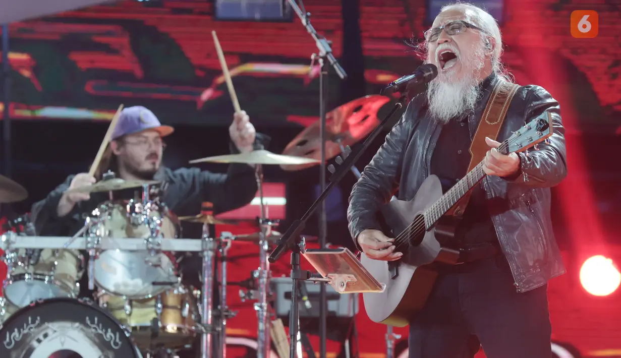 Tampil perdana, Iwan Fals membakar semangat penonton lewat lagu “HIO” pada malam puncak HUT SCTV 36 Xtraordinary di Studio Emtek City, Jakarta, Senin (24/8/2026). (KLY/Budy Santoso)