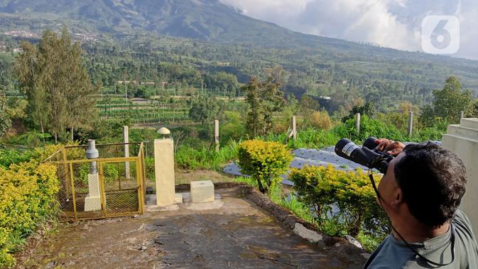Petugas mengamati aktivitas Gunung Merapi di Pos Pengamatan Gunung Api Jrakah, Kecamatan Selo, Boyolali, Jawa Tengah, Minggu (8/11/2020). BPPTKG melaporkan adanya potensi erupsi akibat aktivitas vulkanik Gunung Merapi, seperti guguran lava, lontaran material hingga awan panas. (Liputan6.com/Gholib)