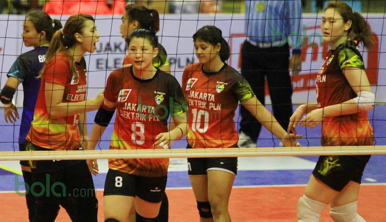 Para pemain Jakarta Electrik PLN merayakan kemenangan atas Jakarta PGN Popsivo pada laga perdana Proliga 2016 putaran pertama di GOR Ken Arok, Malang, Jumat (19/2/2016). (Bola.com/Nicklas Hanoatubun)