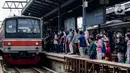 Sejumlah penumpang menunggu kereta rel listrik (KRL) di Stasiun Manggarai, Jakarta, Kamis (19/5/2022). PT Kereta Commuter Indonesia (KAI Commuter) membuat aturan baru tentang perjalanan KRL di wilayah Jabodetabek, yakni menambah kapasitas penumpang menjadi 80 persen. (Liputan6.com/Faizal Fanani)