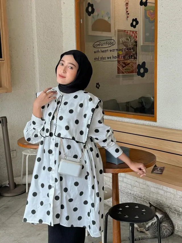 Tunik dengan Kain Bermotif Polkadot dan Kerah Berenda