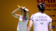 Ekspresi kecewa pebulu tangkis Indonesia, Amalia Cahaya Pratiwi (kiri) saat berpasangan dengan Febriana Dwipuji Kusuma dalam laga perempat final Indonesia Masters 2025 melawan wakil Korea, Kim Hye Jeong/Kong Hee Yong di Istora Senayan, Jakarta, Jumat (24/01/2025). (Bola.com/Bagaskara Lazuardi)