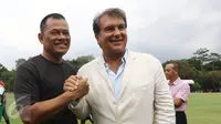 Joan Laporta bersalaman dengan Jenderal Gatot Nurmantyo usai konfrensi pers di Cijantung, Jakarta, Minggu (2/4). Laporta turut merayakan hari ulang tahun Kopassus ke-65 sekaligus melihat perkembangan sepakbola Indonesia. (Liputan6.com/Helmi Afandi)