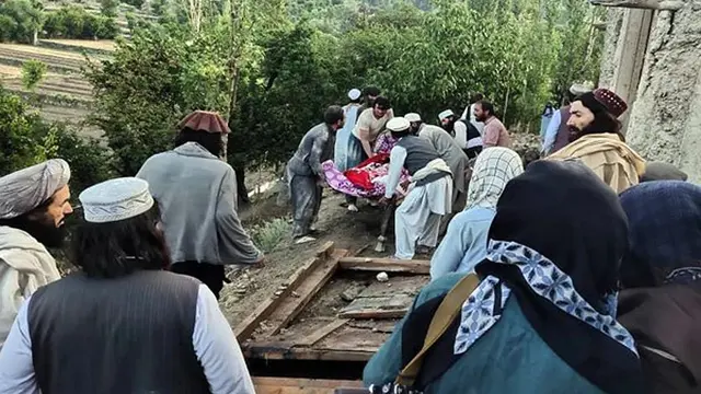 Evakuasi korban gempa Afghanistan. (Bakhtar News Agency yang dikelola pemerintah Afghanistan)