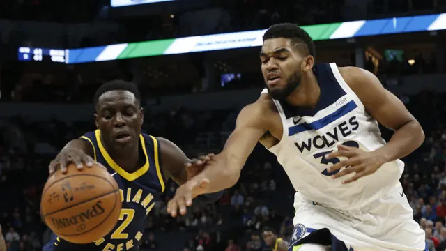 Victor Oladipo menghadapi Karl Anthony Towns