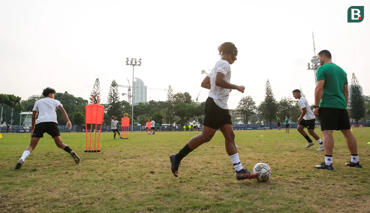 <p>Suasana latihan Timnas Indonesia U-20 untuk persiapan Kualifikasi Piala Asia U-20 2023 yang berlangsung di Lapangan A Gelora Bung Karno, Jakarta, Selasa (30/08/2022). (Bola.com/Bagaskara Lazuardi)</p>