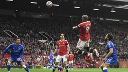 Manchester United yang memegang kendali di awal laga memperoleh peluang pertama pada menit ke-6. Sundulan Anthony Martial memanfaatkan umpan silang Aaron Wan Bissaka masih menyamping dari gawang Everton. (AFP/Oli Scarff)