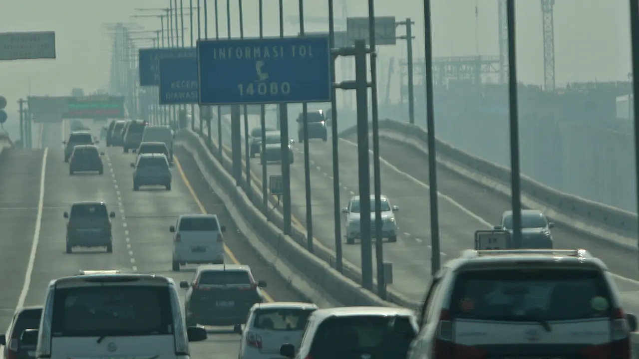 Kepadatan Jalan Tol Jakarta Cikampek Jelang Natal