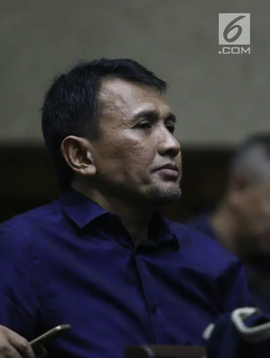 Mantan Gubernur Sumut Gatot Pujo sebelum memberi kesaksian di sidang lanjutan kasus suap DPRD Sumut dengan terdakwa Rijal Sirait, Fadly Nurzal, Rooslynda Marpaung dan Rinawati Sianturi di Pengadilan Tipikor, Jakarta (5/12). (Liputan6.com/Herman Zakharia)