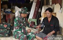 Unik! Satgas Pelayanan Kesehatan TMMD Gorontalo Sasar Warga Door-to-Door di Desa Tonala