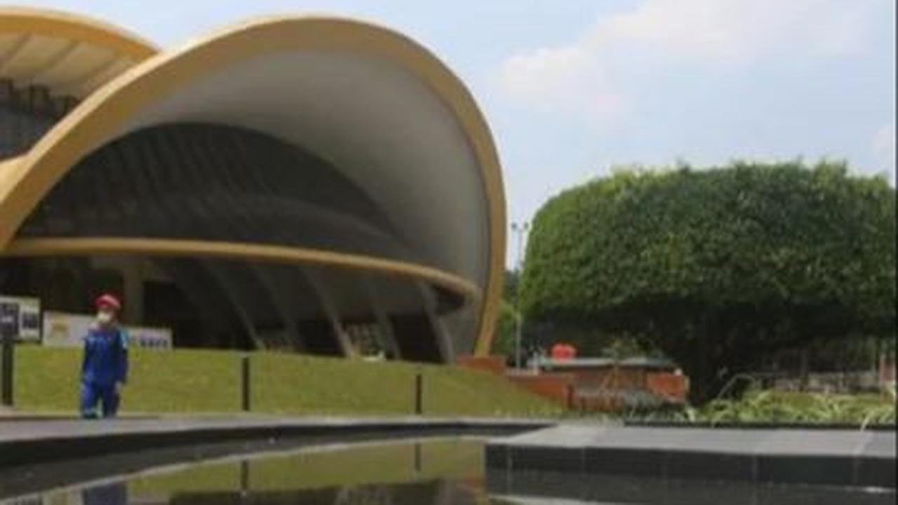 Claudia menyatakan, dengan harga tiket masuk sebesar Rp35.000, pengunjung dapat menikmati berbagai pertunjukkan dan atraksi di TMII.&nbsp;