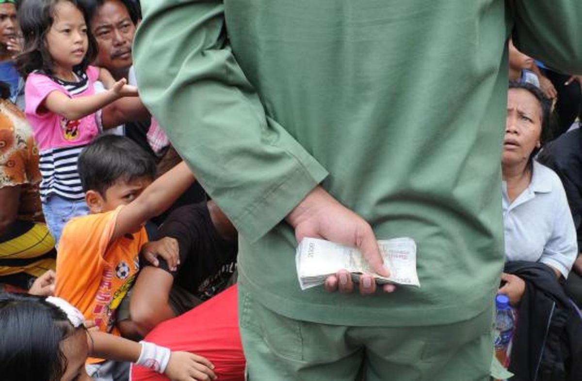 Warga berebut angpao di Vihara Dharma Bakti