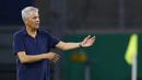 Pelatih Borussia Dortmund, Lucien Favre, memberikan arahan kepada pemainnya saat menghadapi MSV Duisburg pada laga DFB-Pokal di Schauinsland-Reisen-Arena, Selasa (15/9/2020). Borussia Dortmund menang 5-0 atas MSV Duisburg. (AFP/Thilo Schmulgen/pool)