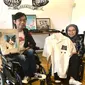 Kakak beradik Ahmad Zulfikar (Zul–kiri) dan Rizkqi Puput Isnaini (Puput–kanan),
adalah pelukis disabilitas autodidak asal Semarang yang terlahir dengan kondisi
Muscullar Distrophy dan merupakan penerima manfaat program Kita Muda Kreatif
yang digagas oleh UNESCO dan Citi Indonesia. Semarang,
(24/11/2022). Foto: Liputan6.com/Ade Nasihudin.