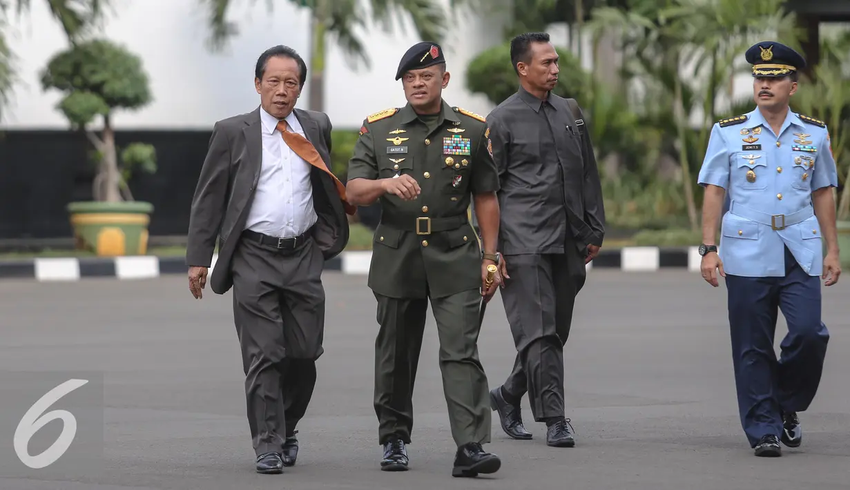 Kepala BIN, Sutiyoso (kiri) bersama Panglima TNI Jenderal Gatot Nurmantyo jelang pelaksanaan serah terima jabatan Kepala Staf TNI AD di Markas Besar Angkatan Darat, Jakarta, Rabu (15/7/2015). (Liputan6.com/Faizal Fanani)