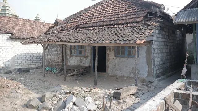 PT Djarum membedah rumah warga tak mampu di rembang menjadi rumah sederhana layak huni. (Istimewa)