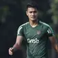 Pemain Timnas Indonesia U-22, Muhammad Rafli, mengamati rekannya saat latihan di Lapangan ABC Senayan, Jakarta, Senin (7/1). Latihan ini merupakan persiapan jelang Piala AFF U-22. (Bola.com/Vitalis Yogi Trisna)