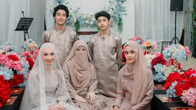 Adiba Khanza tampil memesona saat malam binai, ditemani ibunda dan para adik