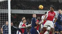 Pemain Arsenal, Jurrien Timber mencetak gol ke gawang Manchester United melalui sundulannya pada laga lanjutan Liga Inggris 2024/2025 di Emirates Stadium, London, Inggris, Kamis (05/12/2024) WIB. (AP Photo/Kirsty Wigglesworth)