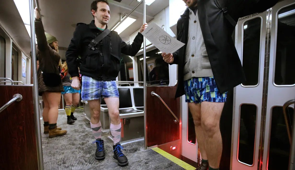 Penumpang berada di kereta saat berpartisipasi dalam 'No Pants Subway Ride' di Boston (8/1). "No Pants Subway Ride' merupakan ajang tahunan yang sudah menyebar ke berbagai kota besar di dunia. (AP Photo/Steven Senne)