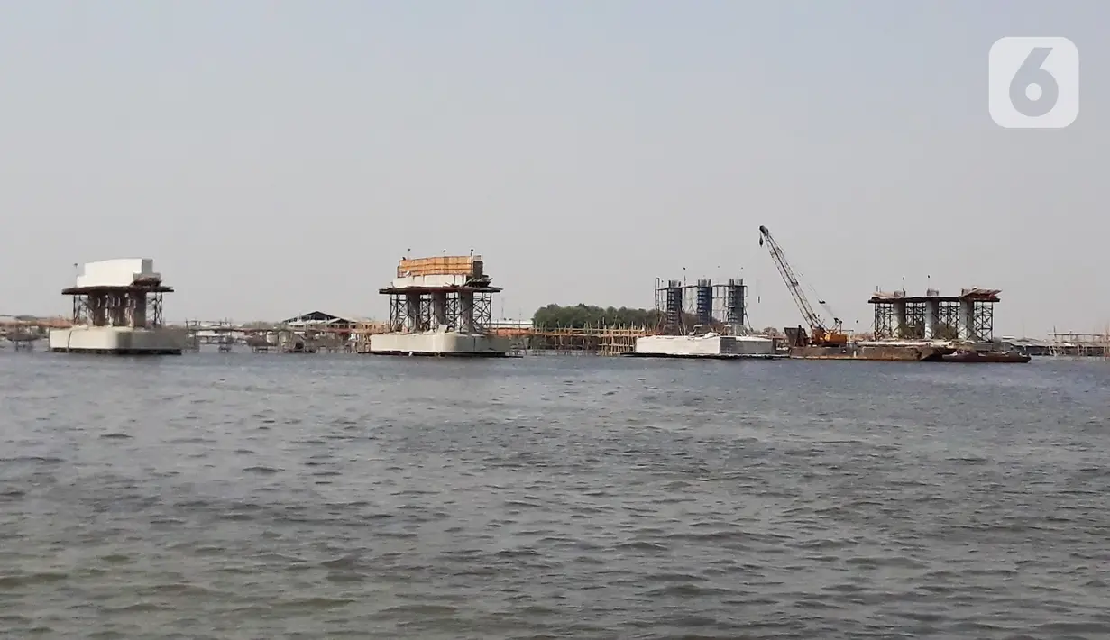 Pemandangan proyek pembangunan jembatan penghubung Dadap Tangerang-Pulau C di Kamal Muara, Penjaringan, Jakarta Utara, Minggu (17/11/2019). Jembatan tersebut nantinya akan menghubungkan wilayah Dadap di Tangerang dengan reklamasi Pulau C di Jakarta. (merdeka.com/Iqbal Nugroho)
