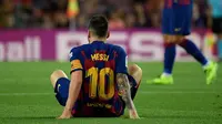 Lionel Messi mengalami cedera pangkal paha saat Barcelona menang 2-1 atas Villarreal pada laga pekan keenam La Liga Spanyol, di Camp Nou, Selasa (24/9/2019) malam waktu setempat. (AFP/Lluis Gene)