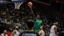 Pemain Timnas Basket Australia, Thon Maker mencetak poin saat laga final FIBA Asia Cup 2022 antara Timnas Basket Lebanon melawan Timnas Basket Australia di Istora Senayan, Jakarta, Minggu (24/7/2022). Australia menang atas Lebanon 75-73. (Bola.com/Bagaskara Lazuardi)