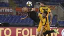 Pemain AS Roma, Edin Dzeko (kiri) melakukan duel dengan pemain Hellas Verona, Alex Ferrari dan Thomas Heurtaux pada lanjutan Serie A di Olympic stadium, Roma, (16/9/2017). Roma menang 3-0. (AP/Andrew Medichini)
