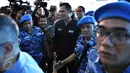 Agus Harimurti Yudhoyono dikawal sejumlah kader setibanya pada acara konsolidasi pengurus Partai Demokrat dan relawan pasangan cagub-cawagub DKI, Agus Harimurti Yudhoyono-Sylviana Murni, di kawasan Pramuka, Jakarta, Rabu (5/10). (Liputan6.com/Johan Tallo)