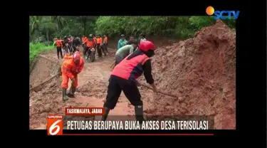 TNI, BPBD, dan Polres Tasikmalaya upayakan buka akses desa di Tasikmalaya, Jawa Barat, yang terisolasi material longsor.