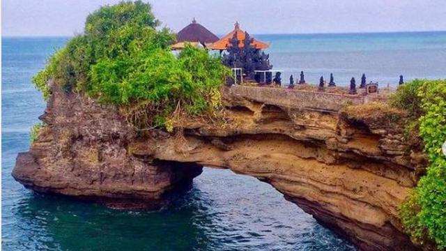 Pura Batu Bolong di Lombok Barat, NTB