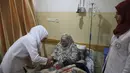 Seorang wanita Palestina menjalani perawatan di Rumah Sakit Indonesia di wilayah utara Jalur Gaza, 4 Januari 2016. Rumah sakit yang dibangun menggunakan dana dari rakyat Indonesia itu resmi dibuka pada 27 Desember 2015 lalu. (REUTERS/Mohammed Salem)