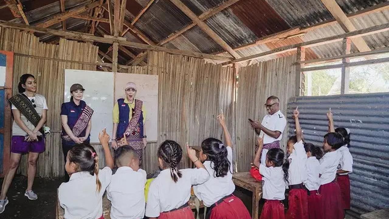 7 Potret Luna Maya dan Maxime Bouttier di Kupang, Beri Bantuan Gedung Sekolah